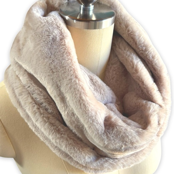Luxurious Cream Faux Fur Infinity Scarf - Picture 2 of 4